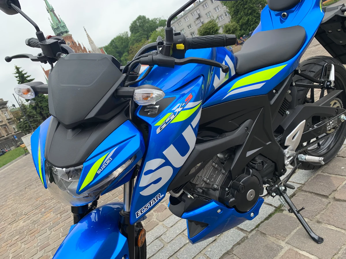 Niepozorny napis ECSTAR na bocznych owiewkach zdradza bliskie koneksje z fabrycznym zespołem Suzuki w serii MotoGP. Chcesz się poczuć jak Joan Mir lub Alex Rins? Wskakuj na siodełko i odkręć manetkę gazu!