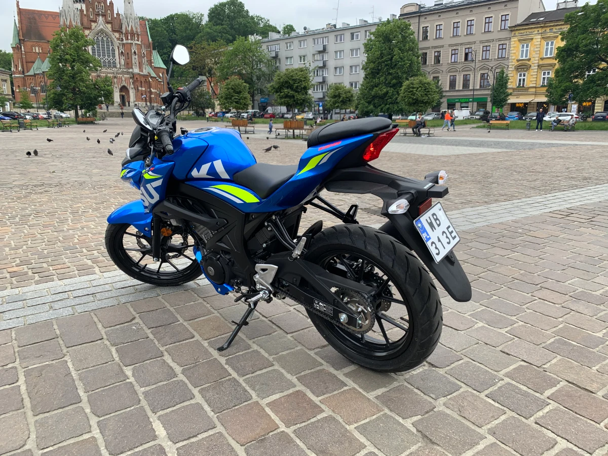 Z definicji GSX-S125 to dwuosobowy motocykl w bogatej gamie Suzuki. Dla komfortu własnego, a przede wszystkim drugiej osoby, na tylnej części kanapy powinna siadać wyłącznie drobna i filigranowa białogłowa.