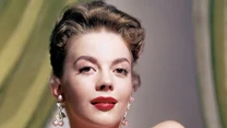 Natalie Wood, która przyszła na świat jako Natasha Nikołajewna Zacharenko, do dziś jest uważana za jedną z ikonicznych postaci starego kina. 

Na przełomie lat 50. i 60. była jedną z najbardziej rozchwytywanych aktorek na świecie, ale swoich sił jako aktorka próbowała od dzieciństwa. Już jako pięciolatka stawiała pierwsze kroki w tym zawodzie, pojawiając się w filmie "Na zawsze". 

Dorastając, rozwijała swój talent, a jej uroda rozkwitała coraz bardziej z roku na rok. Niestety tragiczna śmierć w wodzie przedwcześnie zakończyła krótkie życie zdolnej i charyzmatycznej piękności. Niektórzy uważają, że ten tragiczny los był jej pisany. 