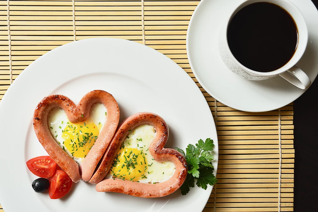 Parówki z jajkami to szybki pomysł na śniadanie 