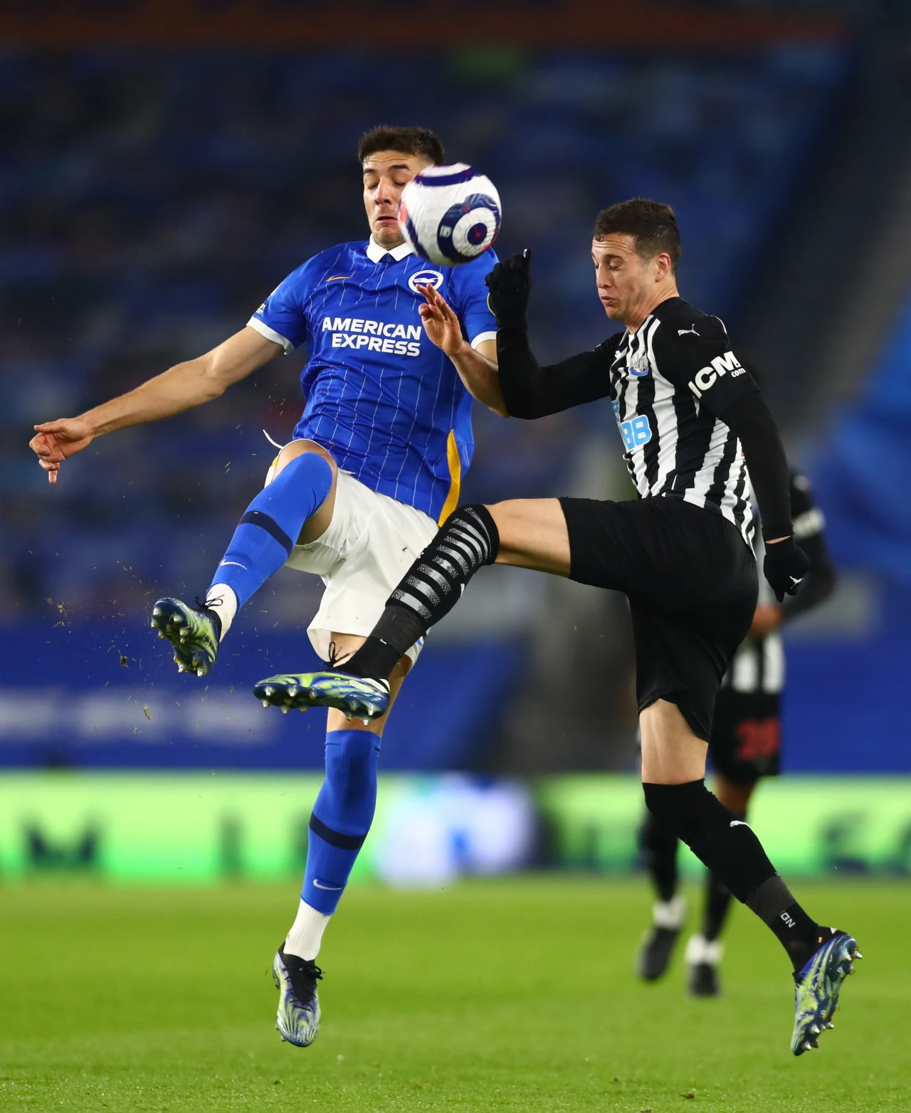 Jakub Moder (z lewej) zebrał znakomite noty za sobotni mecz z Newcastle