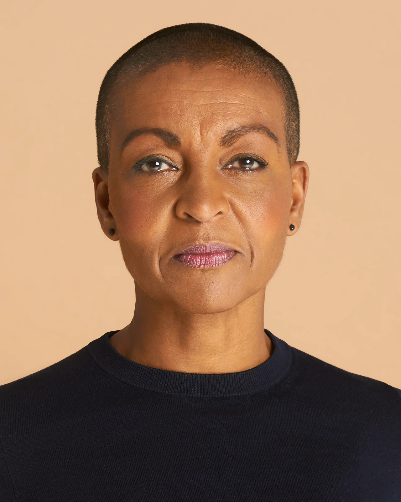 Adjoa Andoh, jedna z czołowych brytyjskich aktorek, jest obecnie na szczycie popularności, dzięki roli Lady Danbury w najpopularniejszym serialu Netflix "Bridgertonowie". W "Wiedźminie" wcieli się w postać Nenneke, arcykapłanki świątyni Melitele, przyjaciółki Yennefer oraz przybranej matki Geralta. Przez pewien czas opiekowała się Ciri

 Na małym ekranie w 2020 roku zachwyciła jako Dr Isaccs w thrillerze psychologicznym "Trauma". W zeszłym roku dołączyła również do obsady serialu BBC1 "Milczący świadek", w którym gościnnie zagrała twardą policjantkę Ninę Rosen.

Adjoa jest uznaną aktorką teatralną, znaną z głównych ról w Royal Shakespeare Company, The National Theatre i legendarnym Shakespeare's Globe Theatre, gdzie w 2019 roku była pomysłodawczynią, współreżyserką i odtwórczynią jednej z ról w sztuce Ryszard II.

W Hollywood zadebiutowała w 2009 roku, grając u boku Morgana Freemana rolę szefowej sztabu Nelsona Mandeli, Brendy Mazibuko, w biograficznym filmie sportowym Clinta Eastwooda "Invictus – Niepokonany".

Jest niekwestionowaną królową słuchowisk radiowych, od ponad 30 lat występuje w radiu BBC i jest wielokrotnie nagradzaną narratorką ponad 150 audiobooków. 
Adjoa Andoh jest Artystką Stowarzyszoną w Royal Shakespeare Company, Starszą Artystką Stowarzyszoną w The Bush Theatre i Ambasadorką Fairtrade.