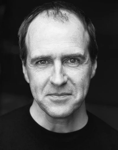 Kevin Doyle (Ba’lian) dla wielu jest znany przede wszystkim z roli Josepha Molesley’a w serialu "Downton Abbey", którego obsada zdobyła międzynarodowe uznanie krytyków, m.in. zdobywając nagrodę SAG Award 2016 za wybitne role aktorów w serialu dramatycznym. Nagradzany serial został niedawno przeniesiony na duży ekran i od razu stał się kasowym hitem. 

Kevin zagrał Johna Wadswortha w nagrodzonym BAFTĄ brytyjskim serialu "Happy Valley" i wystąpił w miniserialu ITV "Paranoid". Ostatnio został obsadzony w głównej roli w produkcji Blanche McIntyre "Tartuffe" w National Theatre, wcielając się w Orgona, a także w "Fanny & Alexander" w prestiżowym Old Vic oraz w produkcji "This House" w Headlong Theatre, która z Chichester trafiła na West End do Garrick Theatre. 