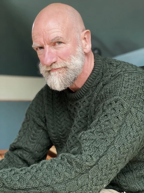 Graham McTavish (szpieg Dijkstra) jest aktorem, pisarzem i producentem. "Clan Lands", książka której jest współautorem, trafiła na szczyty wielu list bestsellerów.

McTavish wystąpił ostatnio w serialach "Lucyfer" i "Colony", a wcześniej zagrał rolę Świętego od Morderców w serialu AMC "Preacher". Graham znalazł się także w obsadzie nagradzanego serialu Starz "Outlander", w którym wcielił się w rolę Dougala, makiawelicznego Szkota z XVII wieku. Graham i gwiazda "Outlandera", Sam Heughan, współtworzyli również serial "Men In Kilts", którego premiera odbyła się w Walentynki na kanale Starz.

Ostatnio McTavish pojawił się na dużym ekranie w filmie "Czas próby" u boku Chrisa Pine'a i Caseya Afflecka. Historia opowiada o brawurowej próbie ratunku podjętej przez Straż Wybrzeża, po tym jak para tankowców została zniszczona podczas sztormu w 1952 roku. Graham wystąpił również w nominowanym do Oscara filmie "Creed", w którym zagrał rolę trenera boksu, Tommy'ego Holidaya, u boku Sylvestra Stallone'a i Michaela B. Jordana. 

W przeszłości Graham zasłynął z roli dzielnego krasnoluda Dwalina w ostatniej części "Hobbita". Pojawił się także w poprzednich częściach trylogii: "Hobbit: Niezwykła podróż" oraz "Hobbit: Pustkowie Smauga".
 
McTavish zyskał spore grono fanów dzięki swoim rolom dubbingowym jako Dracula w "Castlevanii", Dante Aligheri w filmie animowanym i grze wideo "Dante's Inferno", a także użyczył głosu Lokiemu w serialach "Wolverine and the X-Men", "Hulk Vs. Thor", "The Avengers: Earth's Mightiest Heroes" oraz "Duck Tales" dla Disneya.

Graham McTavish rozpoczął swoją karierę w Londynie, biorąc udział w takich projektach jak kultowy przebój "Red Dwarf", "King Lear" Briana Blesseda oraz miniserial "Empire". W tym samym czasie McTavish został obsadzony w głównych rolach w prestiżowych brytyjskich teatrach, w tym w Royal Court i National Theatre w Londynie oraz Royal Lyceum w Edynburgu.
