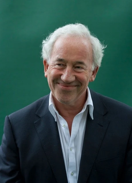 Simon Callow (Codringher) jest aktorem, autorem i reżyserem. Dużą część swojej pracy poświęcił Karolowi Dickensowi, którego zagrał w monodramie "The Mystery of Charles Dickens" Petera Ackroyda; w filmie "Hans Christian Andersen"; oraz na małym ekranie, m.in. w "An Audience with Charles Dickens" i dwukrotnie w "Doctor Who".

W 1979 roku stworzył rolę Mozarta w Amadeuszu Petera Shaffera w National Theatre; od tego czasu jego działalność teatralna obejmuje takie tytuły jak: "The Woman in White" oraz "Waiting for Godot" (West End), rolę Sir Johna Falstaffa w "Chimes at Midnight" oraz Martina Dysarta w "Equus" (Chichester), a także wiele monodramów m.in. "Being Shakespeare", "De Profundis", "Inside Wagner’s Head" oraz "A Christmas Carol".

Wystąpił w takich filmach jak "Pokój z widokiem", "Cztery wesela i pogrzeb", "Zakochany Szekspir", "Upiór w Operze", "Pałac wicekróla", "Zawsze jest czas na miłość", "Błękitna iguana", "Powiernik królowej", "The Man Who Invented Christmas" oraz "Opowieść wigilijna".

Wyreżyserował m.in. "Shirley Valentine" (West End i Broadway), "Single Spies" (National Theatre) i "Les Enfants du Paradis" (RSC).

Jest autorem biografii Oscara Wilde'a, Charlesa Laughtona, Charlesa Dickensa, Orsona Wellesa i Wagnera, a także trzech książek autobiograficznych: "Being An Actor", "Love Is Where It Falls" i "My Life in Pieces". Wielokrotnie występował z London Philharmonic Orchestra, London Symphony Orchestra i London Mozart Players. Studiował na Queen's University w Belfaście, a jako aktor kształcił się w Drama Centre w Londynie.
