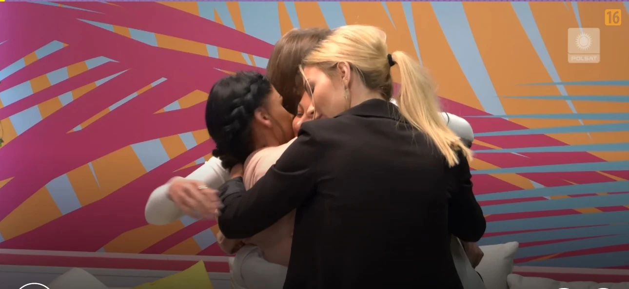 Dziewczyny wspierają się po kłótni z partnerami