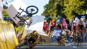 Kraksa podczas etapu Tour de Pologne w Katowicach. 