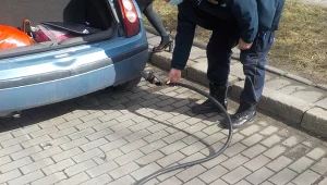 Warszawa: Odjechała ze stacji paliw z wężem do tankowania