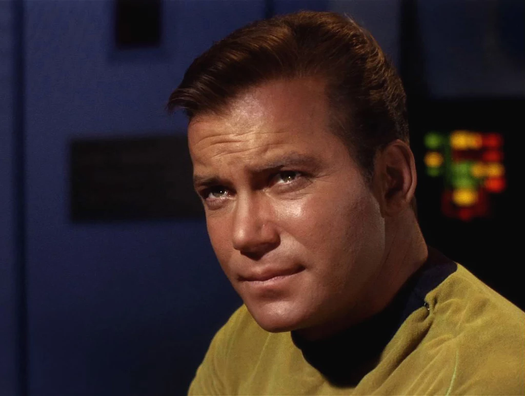 William Shatner jako kapitan James T. Kirk w serialu "Star Trek" z lat 60. - to jedna z najbardziej kultowych ról w historii telewizji i popkultury jako takiej