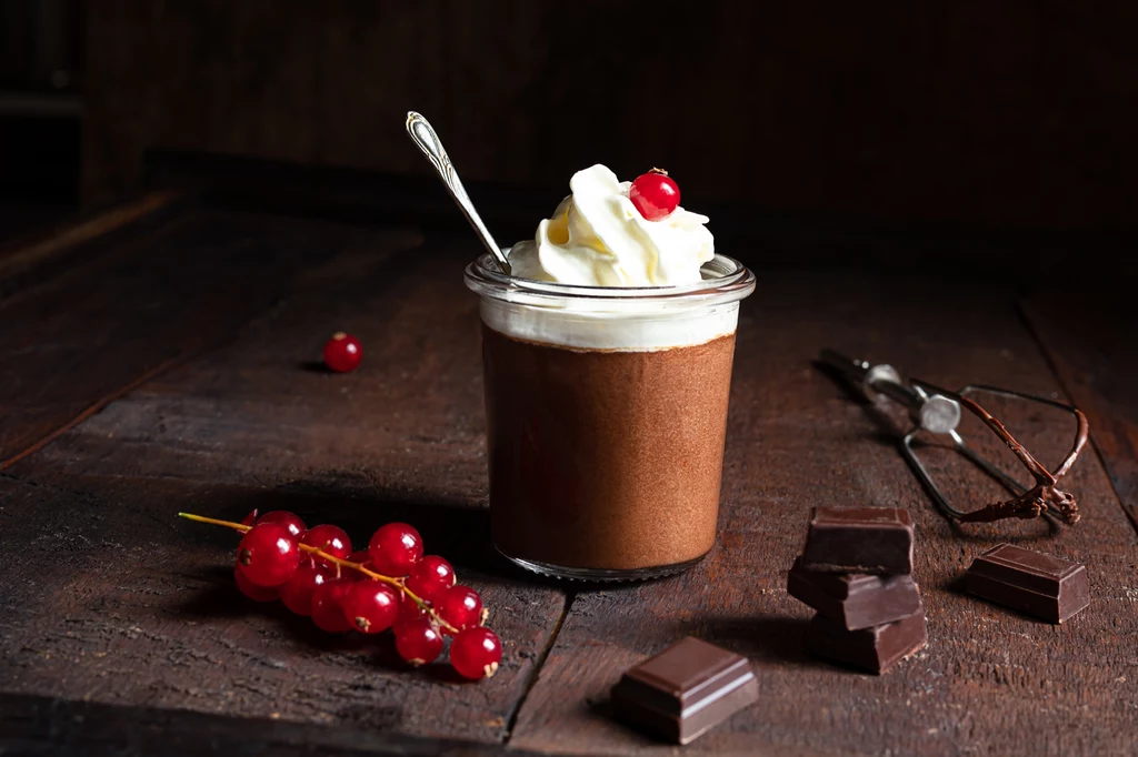 Mus czekoladowy z czapeczką to elegancki deser, idealny na proszoną kolację
