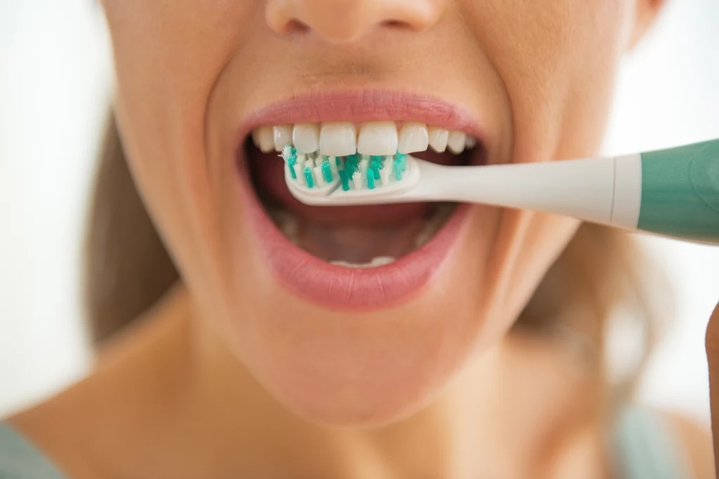 Okazuje się, że nie tylko zbyt rzadkie, ale i zbyt częste mycie zębów ma negatywne skutki na jamę ustną