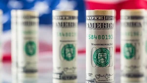 Kurs dolara wystrzelił, kurs euro dryfuje wyżej