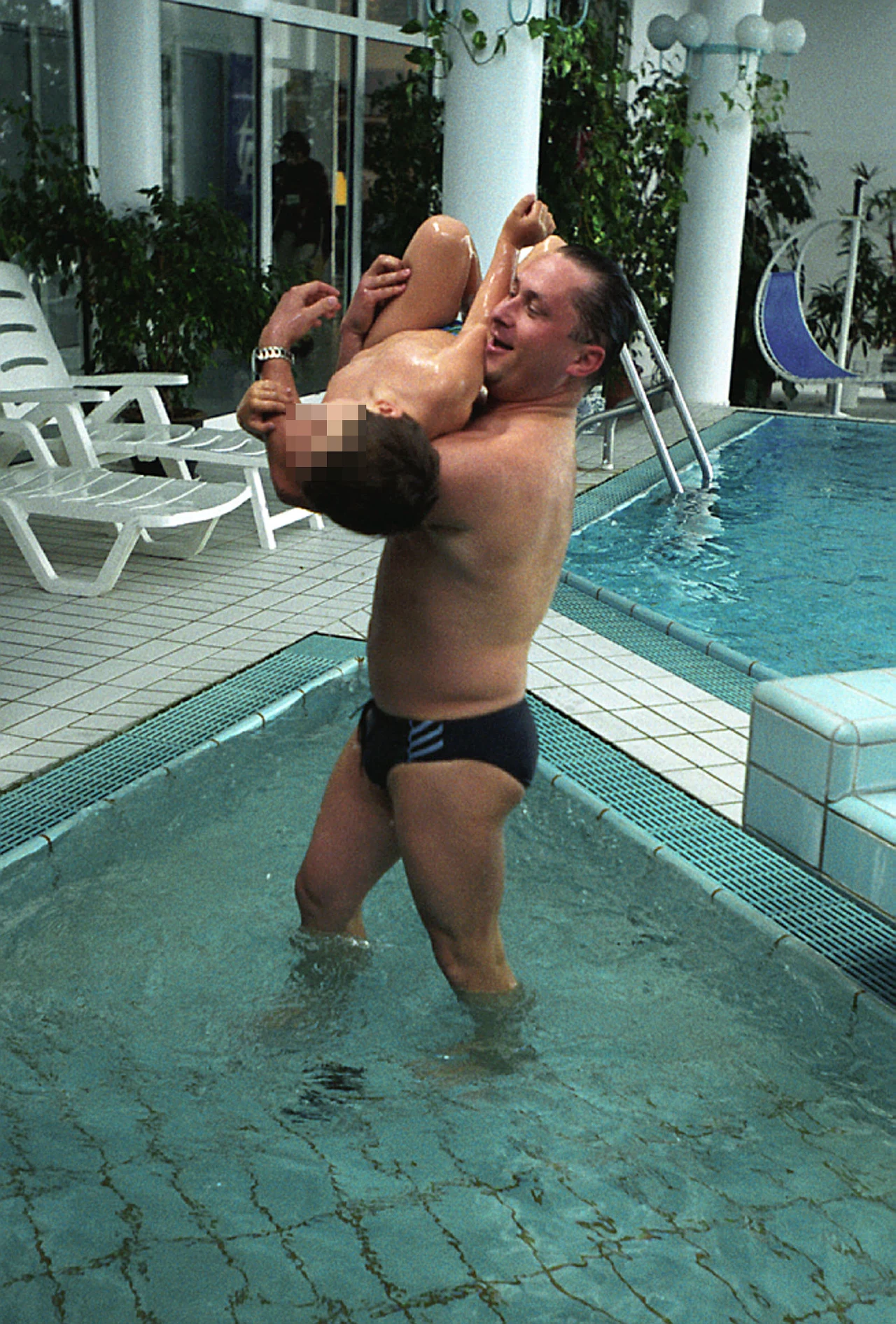 Kamil Durczok z synem na basenie hotelu Amber Baltic '98 r. Kamil Durczok z synem na basenie hotelu Amber Baltic '98 r.