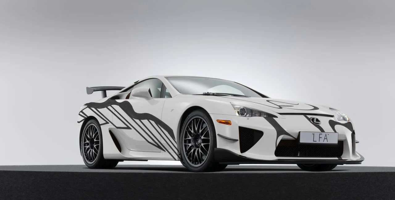 Drugim samochodem realizującym koncepcję Lexus art car był unikalny egzemplarz LFA, który uświetnił pierwszy start Lexusa w wyścigu 24 Hours of Spa. Jego grafika, zaprojektowana przez portugalskiego artystę Pedro Henriquesa, łączy charakterystyczne linie supersamochodu Lexusa z organicznym wzorem wyrażającym ruch i ciągłą ewolucję. Autor inspirował się wszechobecną we współczesnym świecie płynnością. „Aby uzyskać organiczne wrażenie, użyłem ręcznie zaprojektowanych elementów o płynnych liniach, rozmieszczonych na całym nadwoziu. W ten sposób chciałem pokazać samochód jako obiekt podlegający ciągłej ewolucji” – podsumował swój projekt Pedro Henriques.