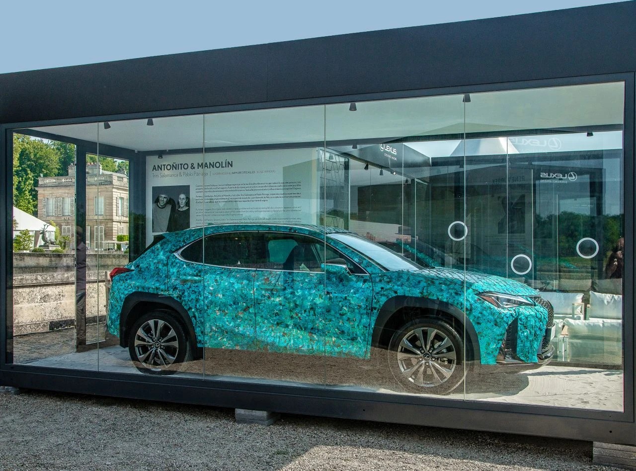Druga edycja konkursu UX Art Car została zorganizowana w tym roku. Tym razem zwyciężył projekt Jordi’ego Iranzo i Angeli Montagud, dla których inspiracją stał się tradycyjny japoński ogród do medytacji. Zen Garden to kompozycja wykonana z tysięcy papierowych płatków, ułożonych w roślinne formy. Dwoje artystów z Clap Studio w Walencji użyło papieru, gdyż jest to ważny element japońskiej kultury. W zależności od tonu, intensywności i kąta padania światła, instalacja mieni się różnymi kolorami i teksturami, naśladując zmienność i witalność świata przyrody.
