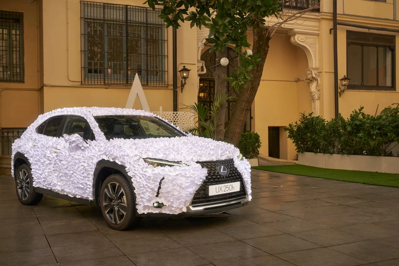 Tatuaże zyskały w ostatnich latach dużą popularność, ale takiego projektu chyba nikt się nie spodziewał. Lexus zaprosił londyńską artystkę tatuażu Claudię De Sabe, by pokazała swoje umiejętności, pracując na karoserii białego Lexusa UX. W tym projekcie cienką igłę zastąpiły wiertła Dremel, za pomocą których Claudia stworzyła niesamowity projekt z karpiem koi na całej długości auta. Koi to motyw znany z tradycyjnej japońskiej sztuki. Projekt polegał na przewiercaniu lakieru, by odsłonić metal i stworzyć skomplikowany wzór, na który została ręcznie nałożona farba samochodowa, by wydobyć szczegóły. Ostatnim akcentem było użycie płatków złotej folii, które podkreśliły detale i nadały projektowi mocniejszy efekt 3D. By utrwalić grafikę, samochód pokryto powłoką lakieru ochronnego. Projekt wymagał sześciu miesięcy codziennej pracy i został ukończony na początku 2020 roku.