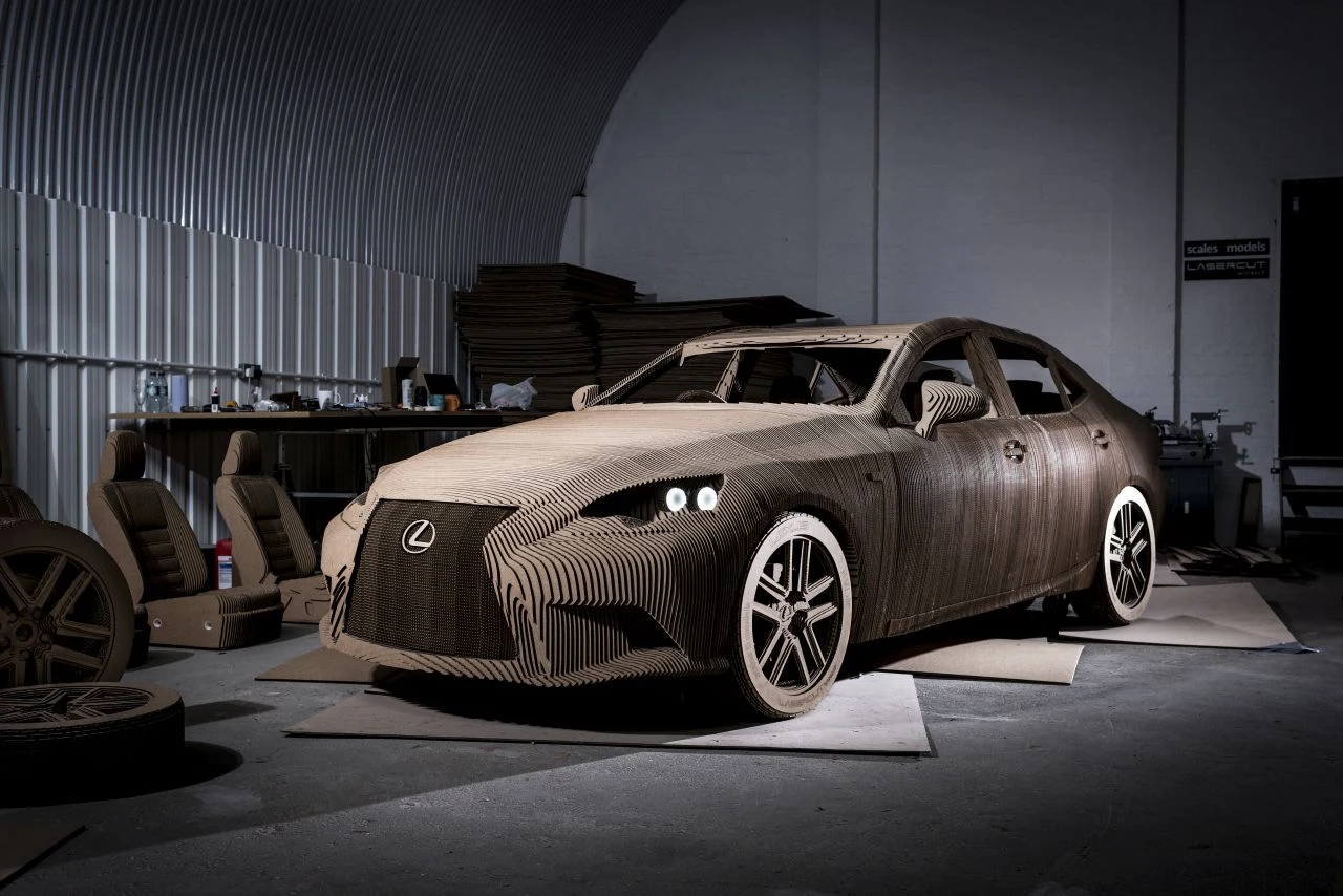 Ten samochód został nazwany Origami Car, choć nie ma to związku z techniką jego wykonania. Został zbudowany przez dwie londyńskie firmy – LaserCut WORKS oraz Scales and Models. Inspiracją dla nich stało się jedno z ćwiczeń, jakim mistrzowie rzemiosła Takumi Lexusa doskonalą swoje umiejętności. Polega ono na składaniu kota origami jedną ręką. Lexus Origami Car to wierna replika sedana IS w skali 1:1. Do jego budowy użyto 1700 ciętych laserowo arkuszy tekturowych o grubości 10 mm. Samochód ma w pełni uformowane wnętrze, otwierane okna, reflektory i toczące się koła. Elektryczny silnik w obudowie ze stali i aluminium pozwala przetestować auto w ruchu. Budowa kartonowego IS była najtrudniejszym zadaniem, z jakim specjaliści z LaserCut Works i Scales and Models kiedykolwiek się zmierzyli. 