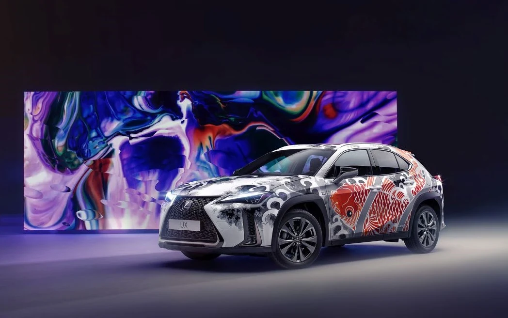 W 2019 roku Lexus po raz pierwszy zorganizował konkurs UX Art Car, którym uświetnił obchody 30-lecia marki. Wzięli w nim udział niezależni artyści, którzy stworzyli własne artystyczne wizje kompaktowego crossovera UX. Pierwszą nagrodę zdobyła praca Gyorin Kozane („Zbroja z łusek”), której autorami są Antoñito i Manolín, czyli Trini Salamanca i Pablo Parraga z Hiszpanii. Artyści pokryli UX-a czerwoną i niebieską siatką, imitującą skórę ryby. Jest to motyw często spotykany w japońskiej kulturze i sztuce. Kolorowe oklejenie to trójwymiarowa struktura, wykonana z bio-epoksydowego materiału, nałożona na karoserię samochodu. 