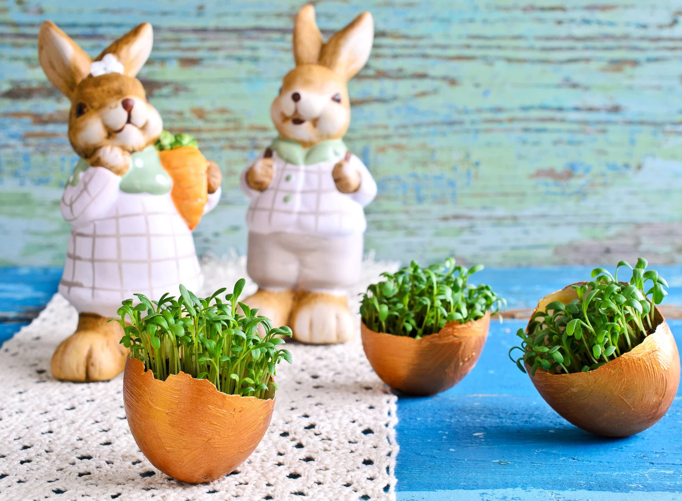 Wiele ozdób wielkanocnych jest tak pięknych, że szkoda się z nimi rozstawać. Moment, gdy pochowamy je do pudeł, jest jednak kwestią indywidualną. 