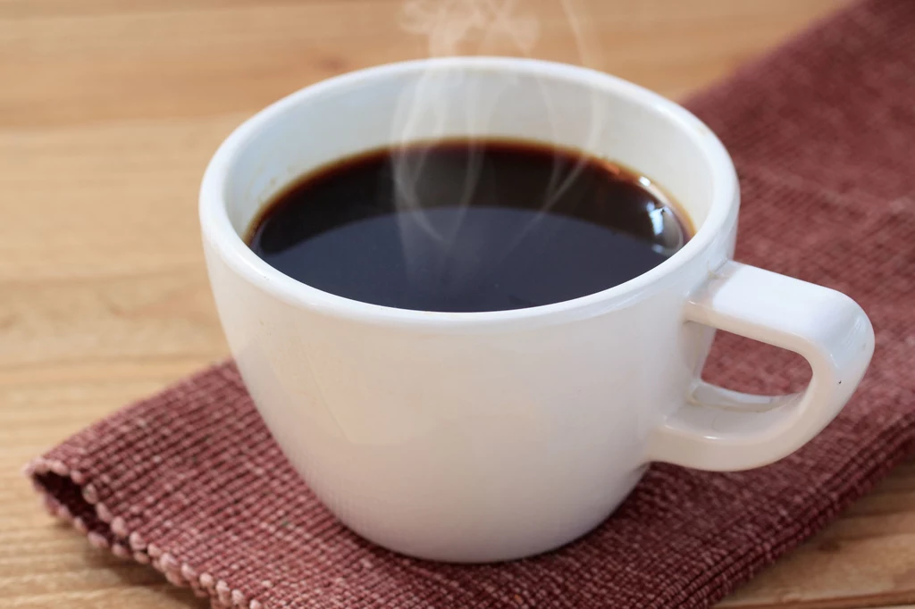 Bezpieczna dzienna dawka kawy nie powinna przekraczać 300 mg kofeiny, czyli około 3 filiżanek