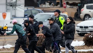 Ewakuacja klientów sklepu King Soopers w trakcie ataku napastnika