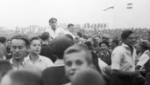 Polacy na rękach kibiców po pokonaniu Węgrów w 1939 roku