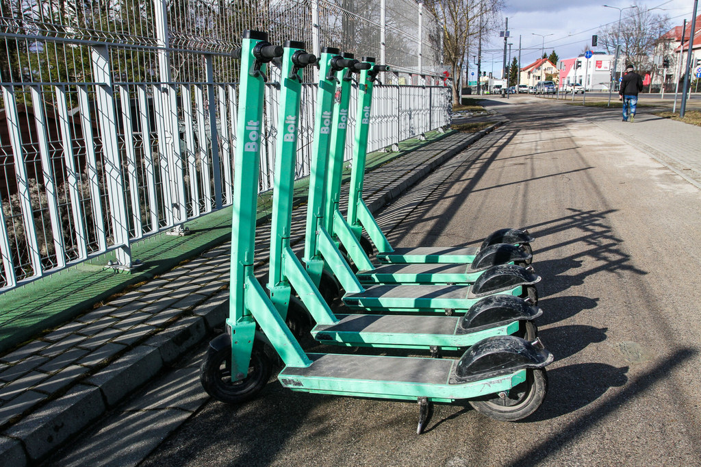 Hulajnogi elektryczne to ciekawy aspekt elektromobilności, jednak nadal potrzebują sporo regulacji