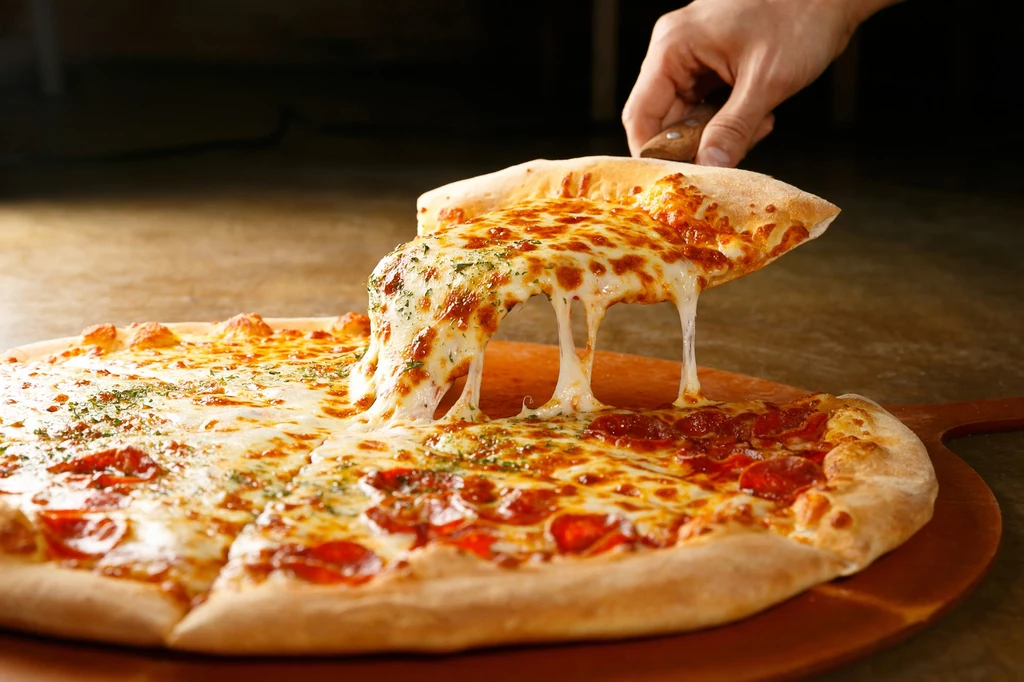 Pizza i frytki, a także słodkie przekąski - tego unikajmy, szczególnie wieczorem