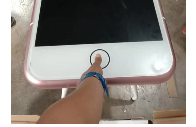 Stolik do kawy w kształcie iPhone'a / Facebook 