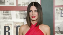 Sandra Bullock stawiała na różne fryzury oraz stylizacje i pomimo że nie wszystkie były strzałem w dziesiątkę, to aktorka jest najlepszym żywym przykładem na to, że pięknej kobiecie we wszystkim jest ładnie. 