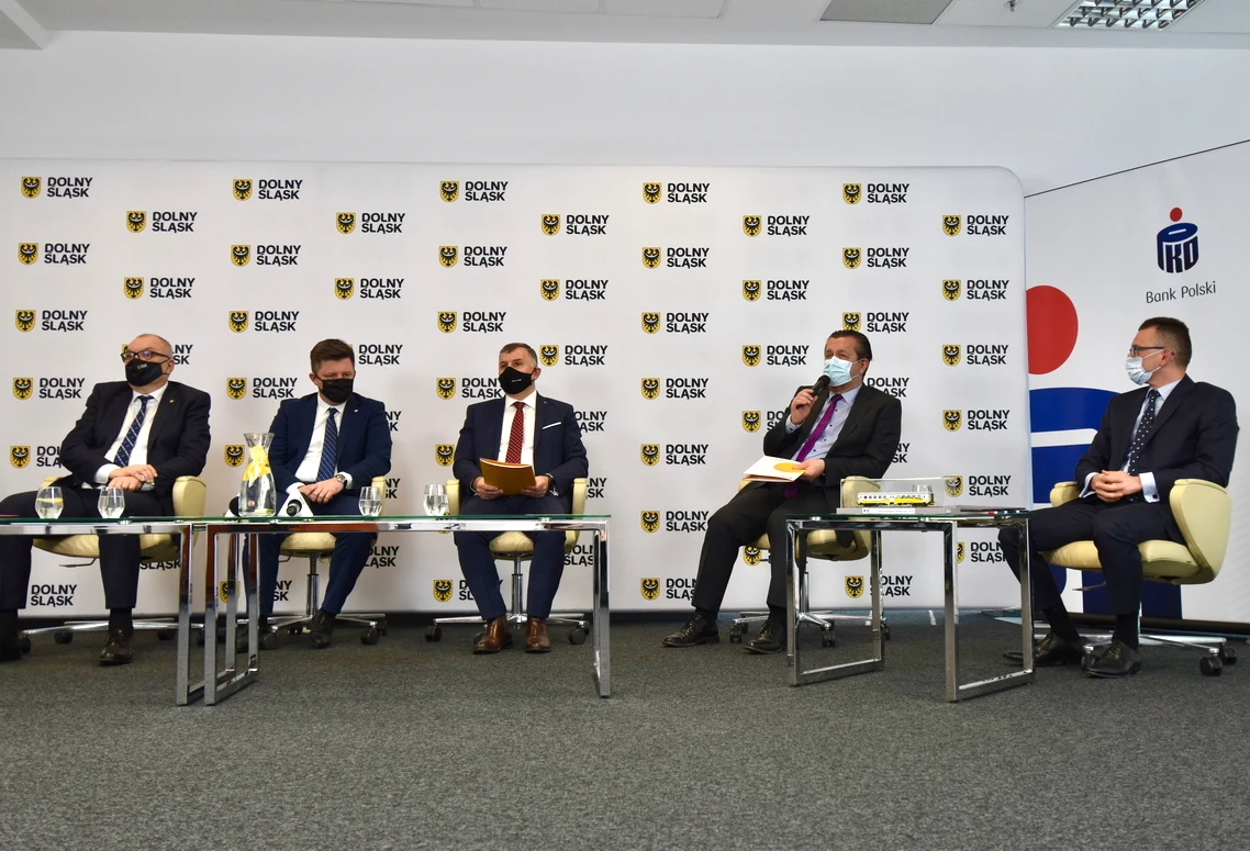 Dolny Śląsk stawia na rozwój połączeń kolejowych i nowoczesny tabor. W tym celu Koleje Dolnośląskie i PKO Bank Polski podpisały umowę kredytową na 442 mln zł.
