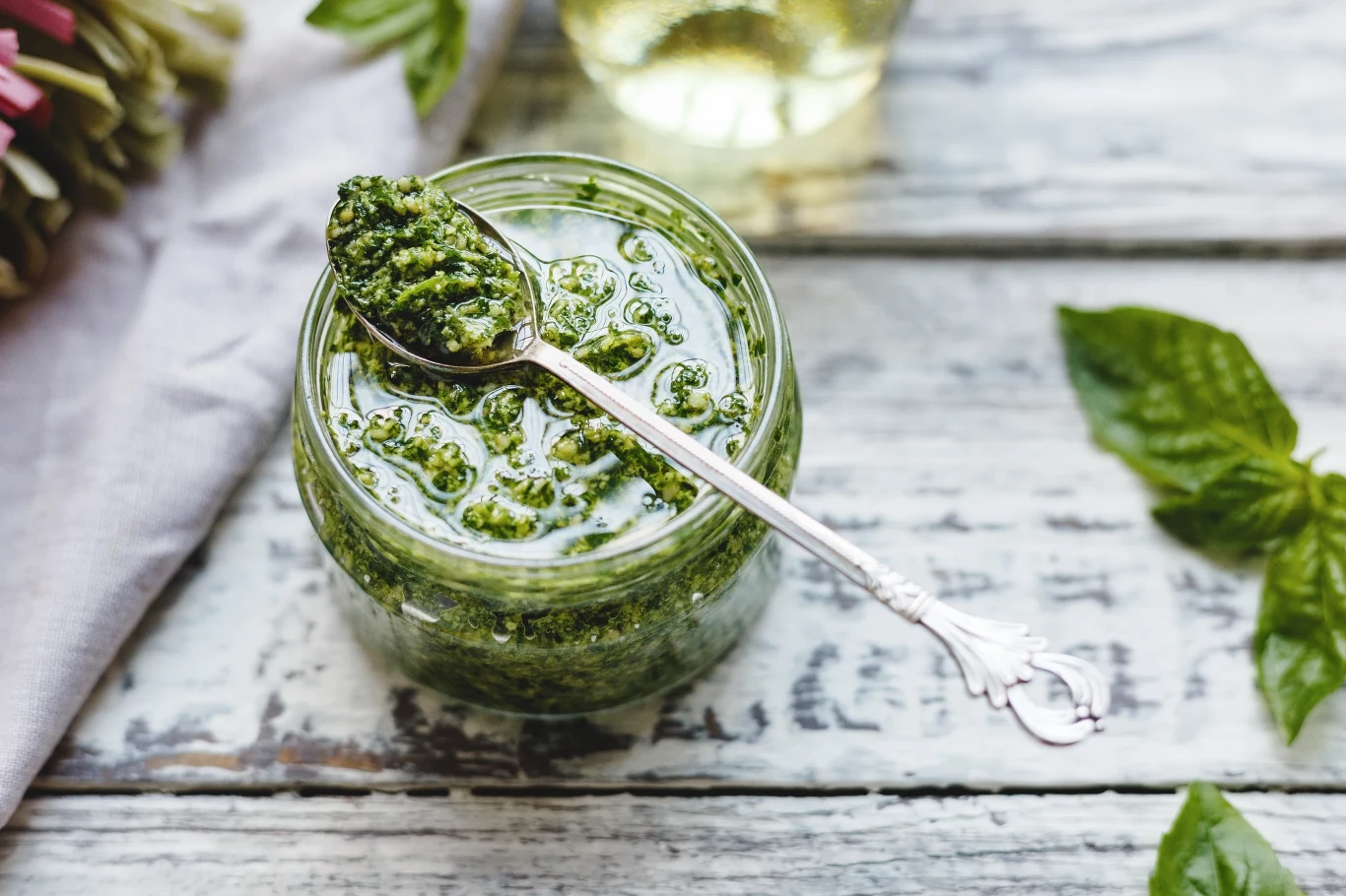 Pesto z liści rzodkiewki o intensywnym, oryginalnym smaku Pesto z liści rzodkiewki o intensywnym, oryginalnym smaku