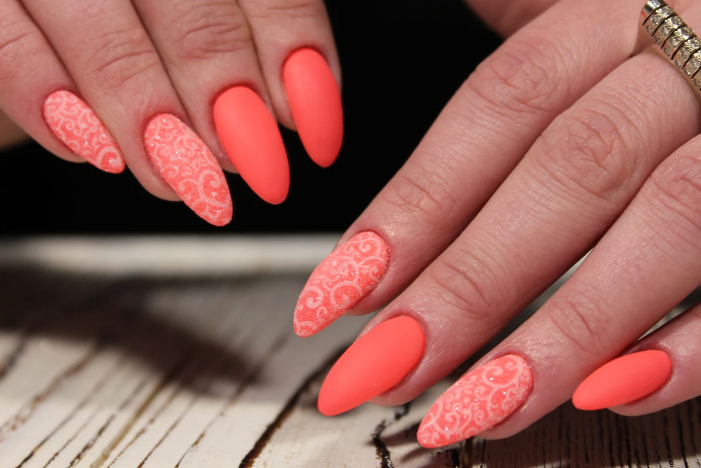 Jednym z najbardziej pożądanych kształtów paznokci, który optycznie wysmukla dłonie jest kształt migdałkowy Jednym z najbardziej pożądanych kształtów paznokci, który optycznie wysmukla dłonie jest kształt migdałkowy