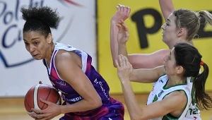 Cierra Burdick (z piłką) z Basket 25 Bydgoszcz
