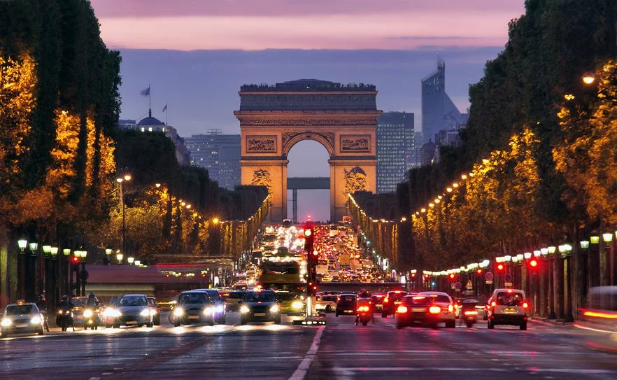 Paryż stawia na ideę 15-minutowego miasta. Docelowo wszystkie najważniejsze potrzeby (od fryzjera, przez kolację w restauracji, po załatwienie spraw urzędowych) każdy z mieszkańców ma załatwić w takim właśnie czasie spędzonym na spacerze lub jeździe rowerem