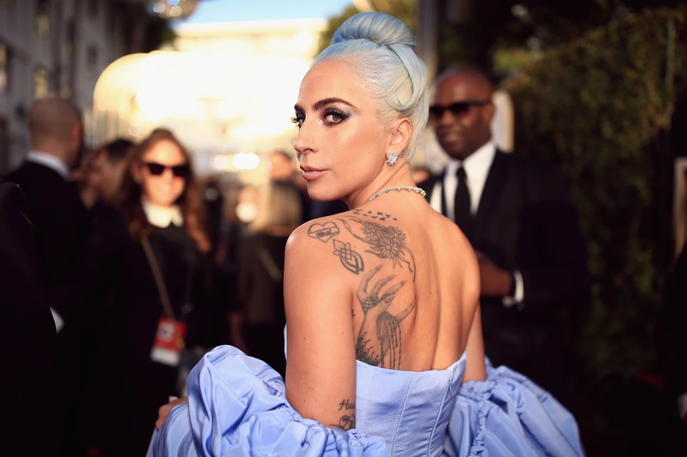 Gaga od kilku lat spełnia się też aktorsko. Zaczęło się od niewielkich ról w "Maczeta Zabija" i "Sin City 2". Pełnie swojego talentu wokalistka mogła pokazać w kolejnym remake'u "Narodzin Gwiazdy", gdzie wystąpiła u boku Bradleya Coopera. Gaga nagrała również ścieżkę dźwiękową do filmu, a piosenka "Shallow" stała się hitem i przyniosła piosenkarce wspomnianego Oskara. Najnowszym wyzwaniem gwiazdy jest rola Patrizii Reggiani w filmie "House of Gucci".