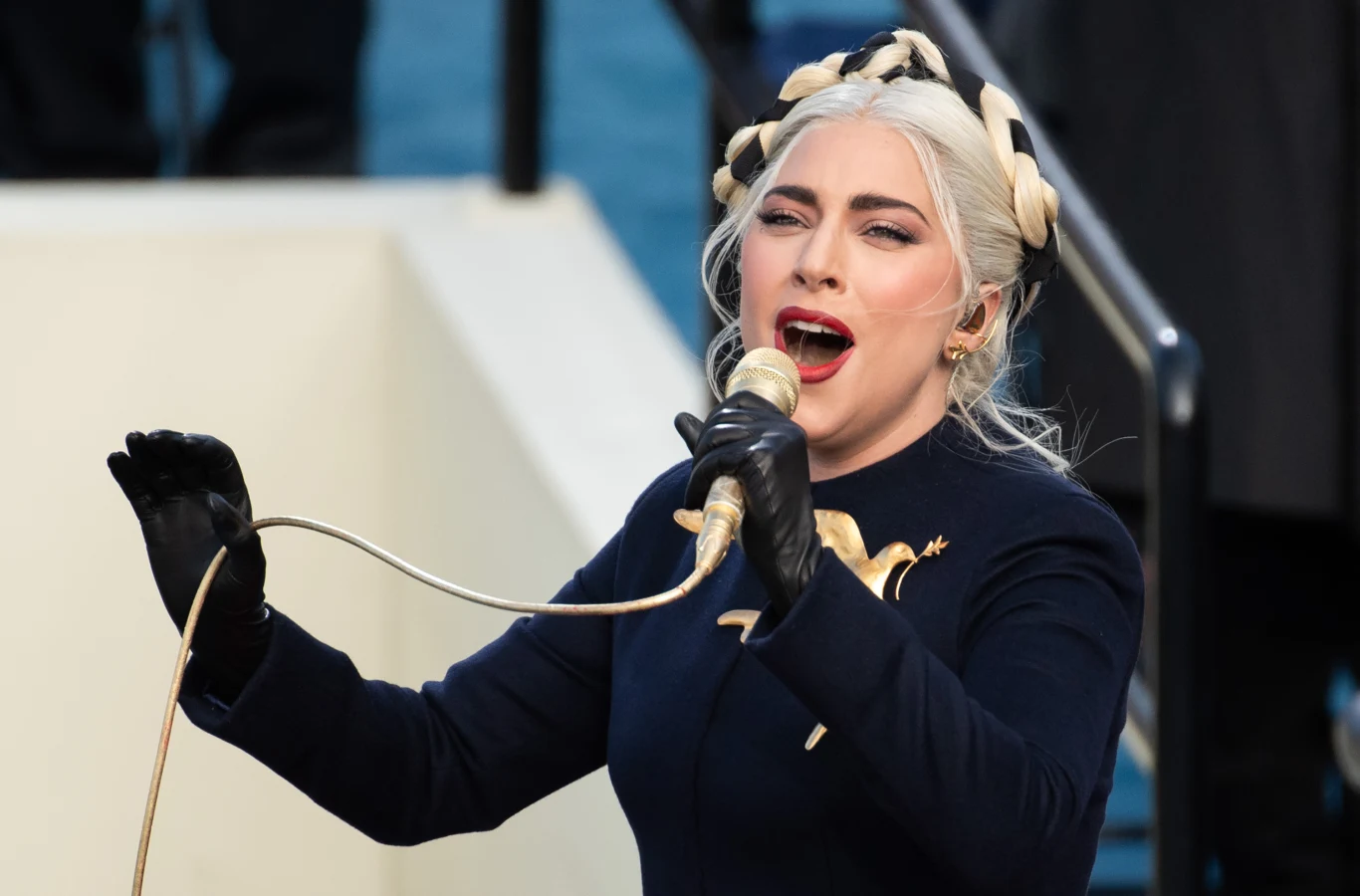 Jednak Gaga to nie tylko wokalista, aktorka i ikona stylu. Gwiazda z powodu swoich traumatycznych przeżyć z przeszłości sama zaangażowała się w działalność charytatywną i edukacyjną, wielokrotnie stając po stronie wykluczonych. 
