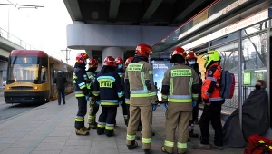 Strażacy na miejscu zderzenia dwóch tramwajów na Rondzie Starzyńskiego w Warszawie