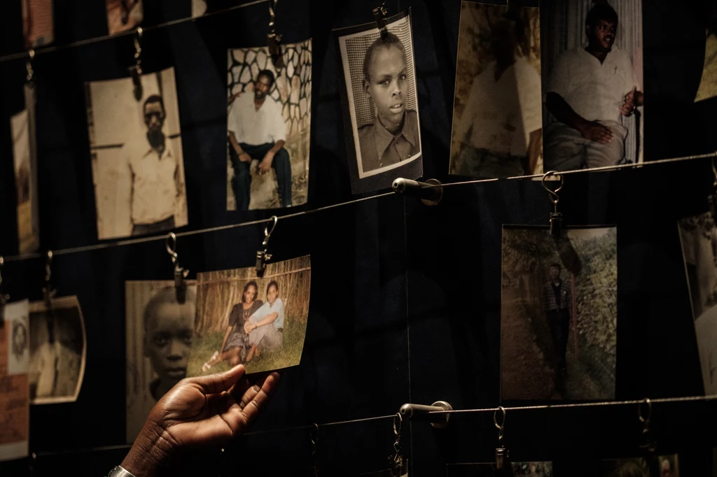 Od kwietnia do lipca 1994 roku w Rwandzie zginęło co najmniej 800 tys. osób Od kwietnia do lipca 1994 roku w Rwandzie zginęło co najmniej 800 tys. osób