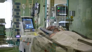Pacjent na oddziale intensywnej terapii, na którym leczeni są chorzy na COVID-19.