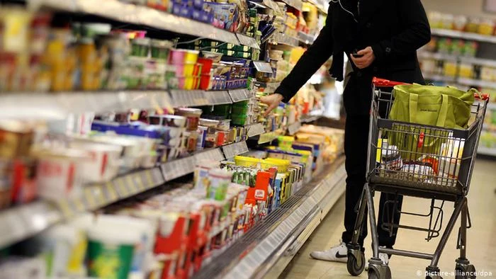 Ok. jedna trzecia przetestowanych artykułów oferowanych przez unijnych producentów, pod taką samą nazwą i pakowanych w identyczne lub do złudzenia podobne opakowania, w rzeczywistości różni się składem