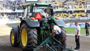 Żużel. Falubaz trenuje dzięki specjalnej maszynie do robienia toru. Fricke cały, wraca Dudek