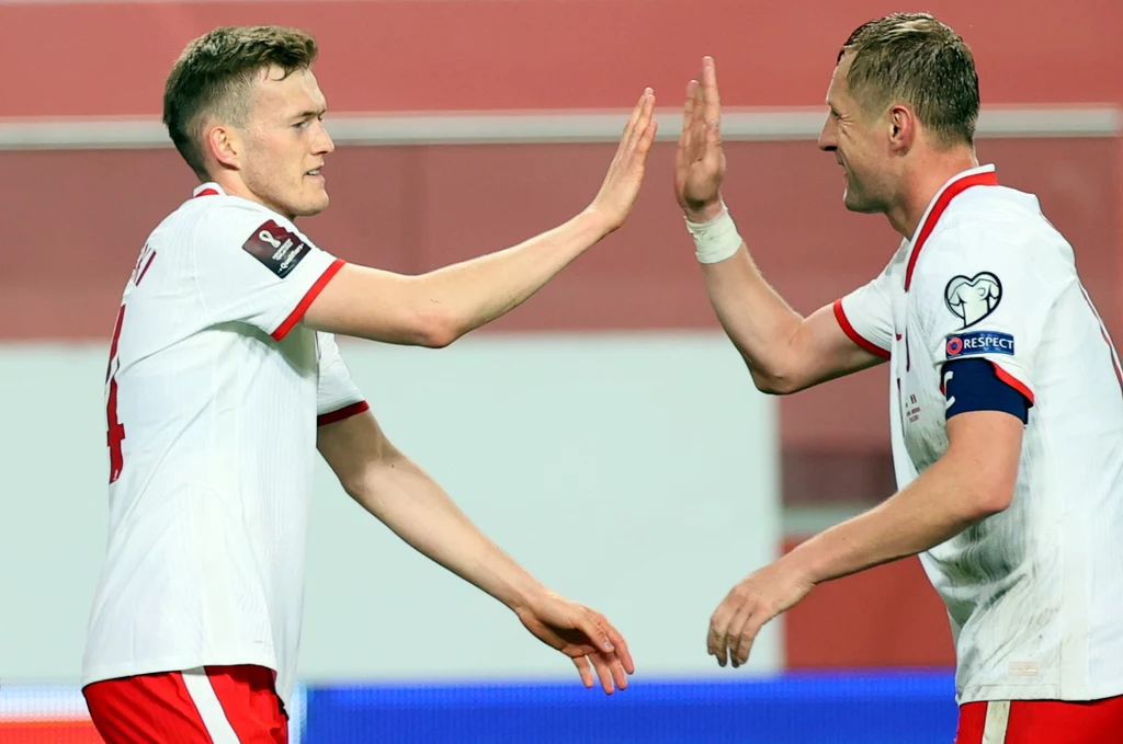Karol Świderski (z lewej) przyjmuje gratulacje od Kamila Glika Karol Świderski (z lewej) przyjmuje gratulacje od Kamila Glika