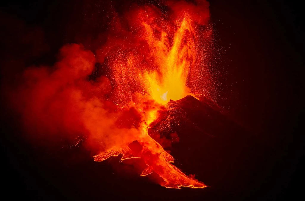 Znajdujące się w magmie Etny gazy powodują, że erupcja jest o wiele bardziej intensywna. 