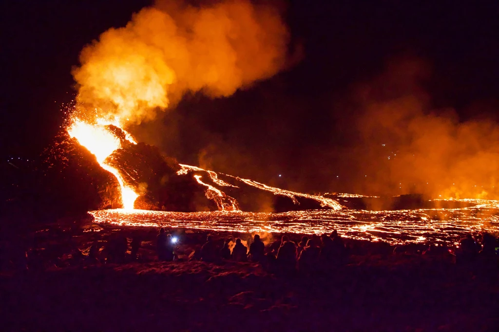 Erupcje wulkanów w Islandii są o wiele spokojniejsze od tych na Sycylii. Jednak także potrafią stwarzać zagrożenie. 
