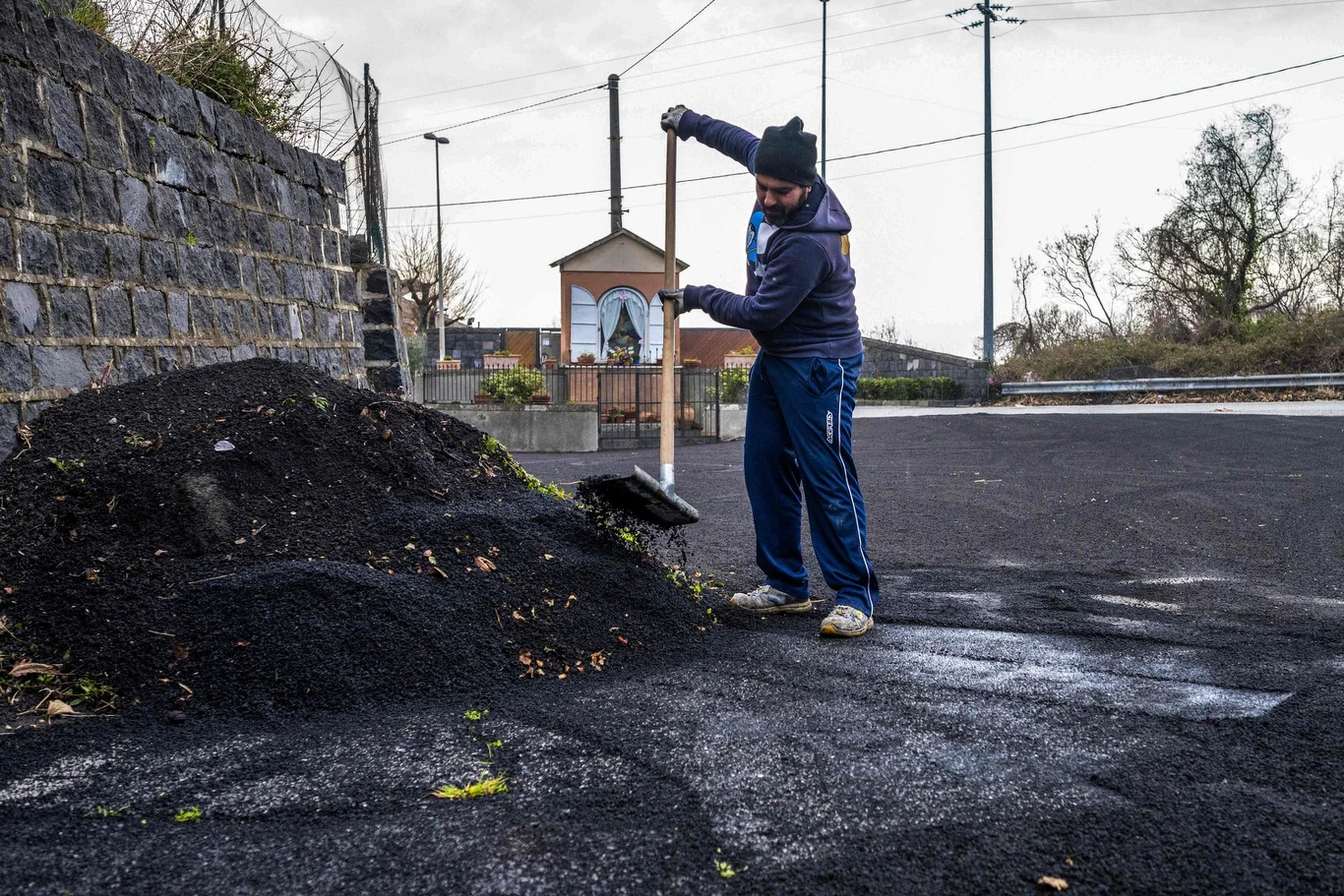 Problemem dla miejscowości znajdujących się obok wulkanów jest pył, który po każdej erupcji przysypuje okolicę.