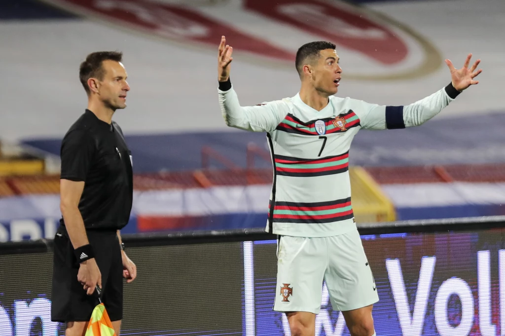 Cristiano Ronaldo nie mógł pogodzić się z decyzją sędziego Cristiano Ronaldo nie mógł pogodzić się z decyzją sędziego