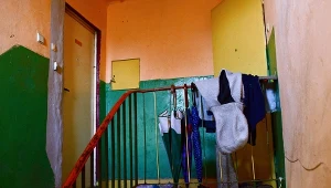 Wejście do mieszkania w miejscowości Kozłów, w którym doszło do tragedii. 