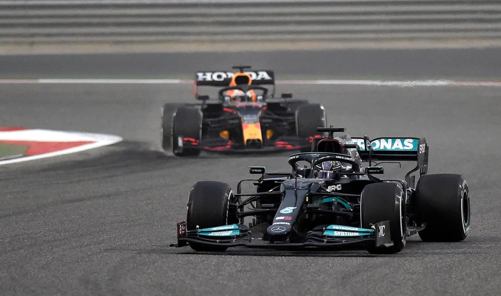 Lewis Hamilton na czele, w tle Max Verstappen Lewis Hamilton na czele, w tle Max Verstappen