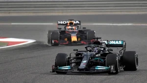 Lewis Hamilton na czele, w tle Max Verstappen